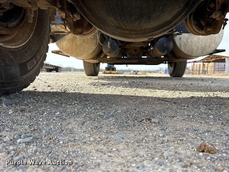 image for item ES8587 2000 International 8100 semi truck