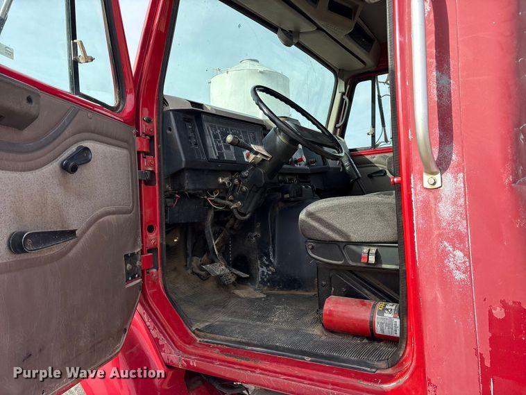 image for item ES8587 2000 International 8100 semi truck