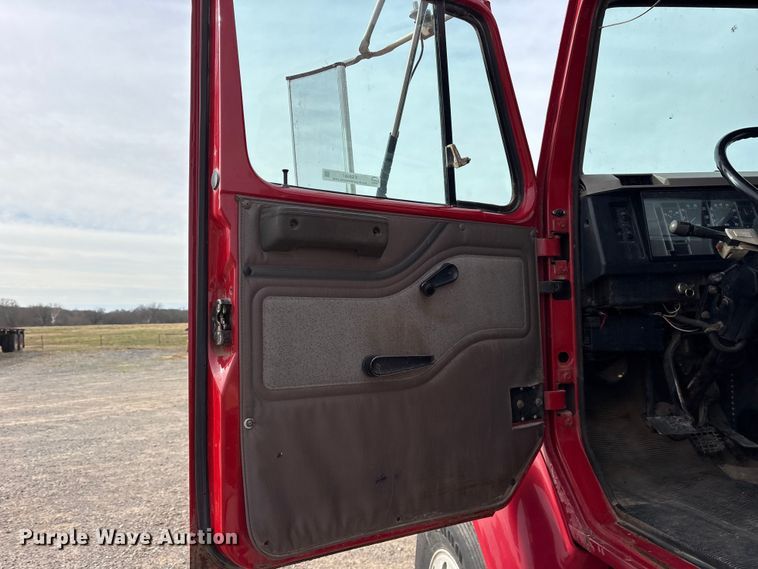 image for item ES8587 2000 International 8100 semi truck