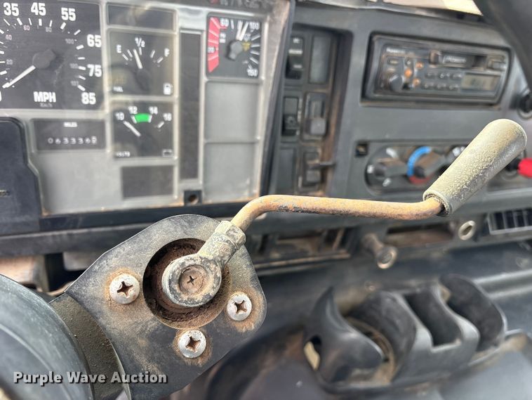 image for item ES8587 2000 International 8100 semi truck