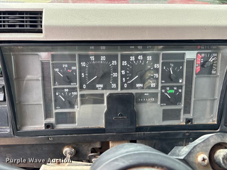 image for item ES8587 2000 International 8100 semi truck