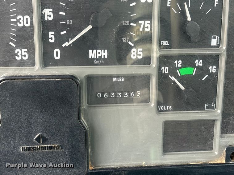 image for item ES8587 2000 International 8100 semi truck