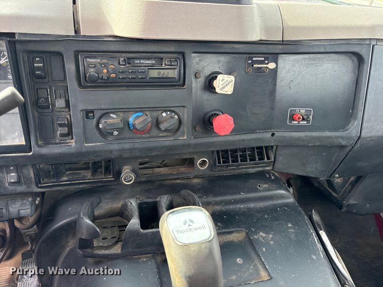 image for item ES8587 2000 International 8100 semi truck