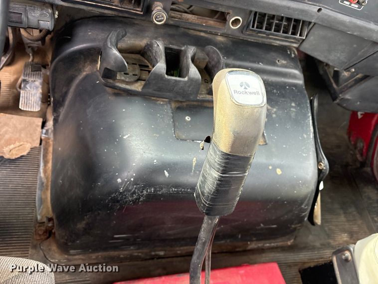 image for item ES8587 2000 International 8100 semi truck