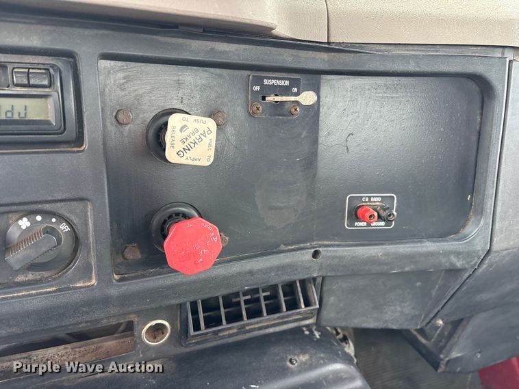 image for item ES8587 2000 International 8100 semi truck