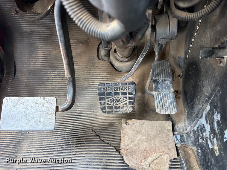 image for item ES8587 2000 International 8100 semi truck