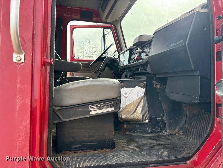 image for item ES8587 2000 International 8100 semi truck