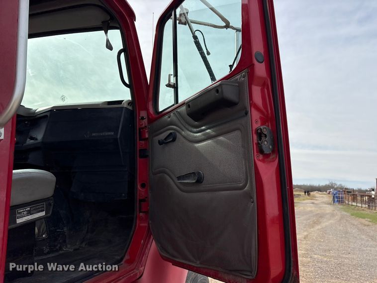 image for item ES8587 2000 International 8100 semi truck