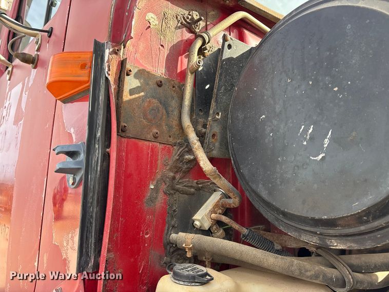 image for item ES8587 2000 International 8100 semi truck