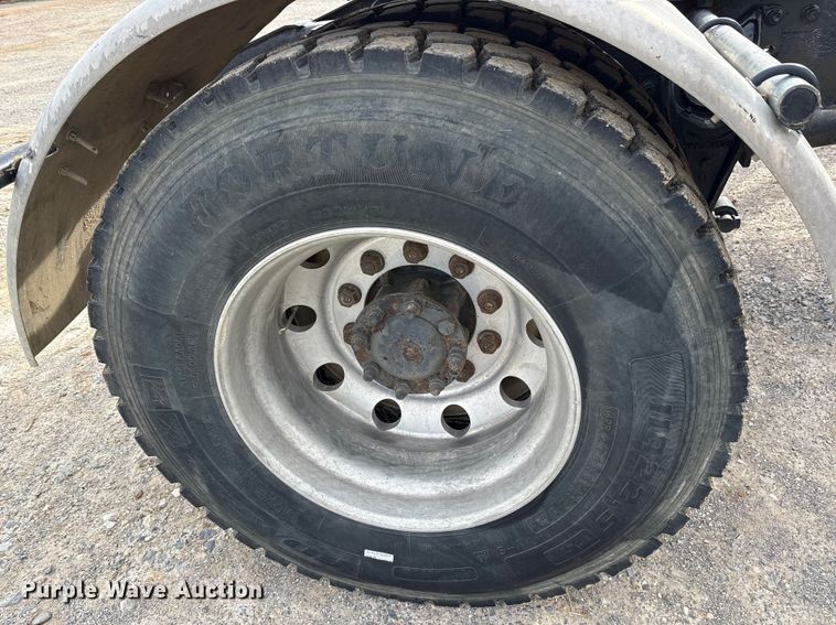 image for item ES8587 2000 International 8100 semi truck