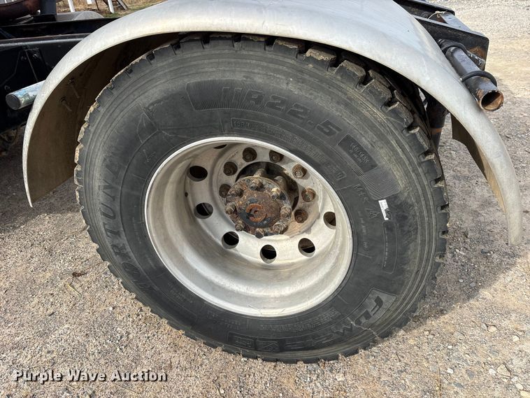 image for item ES8587 2000 International 8100 semi truck