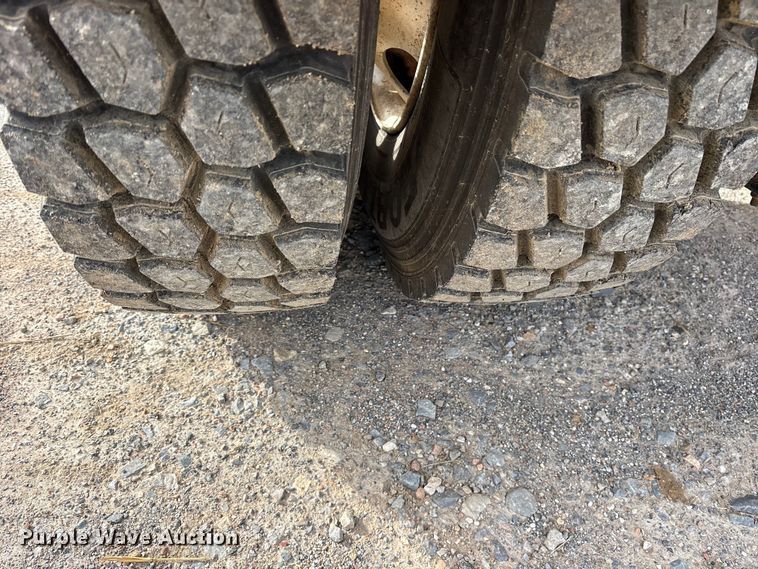 image for item ES8587 2000 International 8100 semi truck