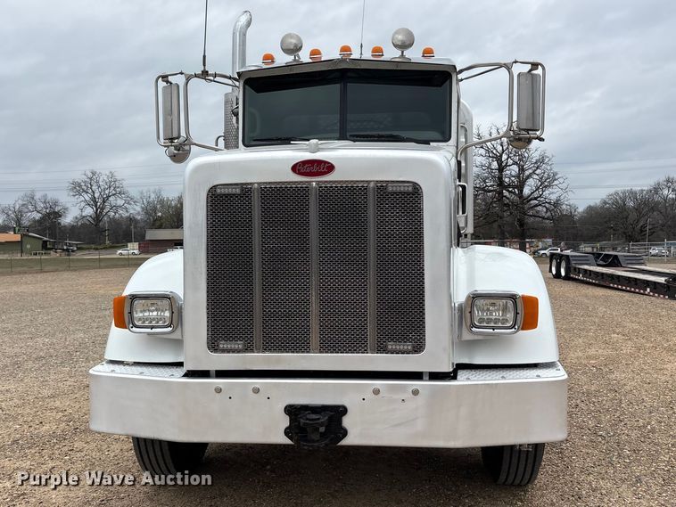 image for item ES8605 2014 Peterbilt 367 semi truck