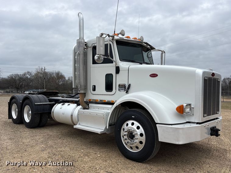 image for item ES8605 2014 Peterbilt 367 semi truck