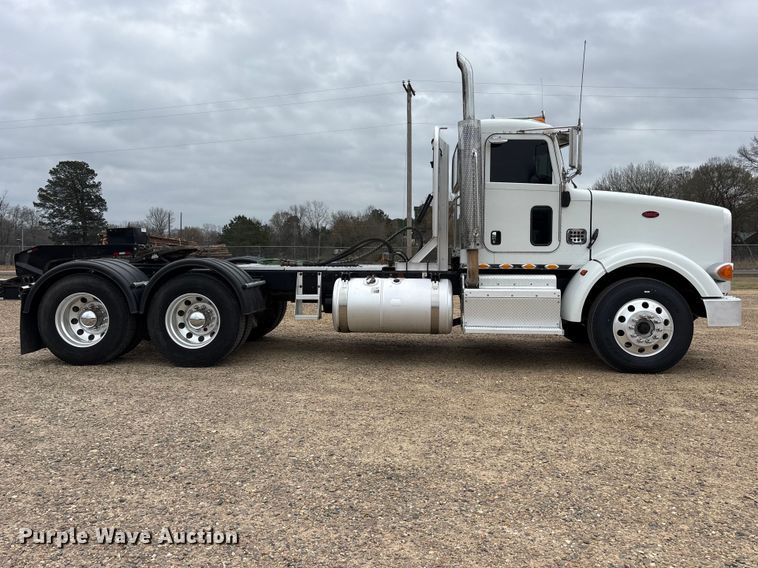 image for item ES8605 2014 Peterbilt 367 semi truck
