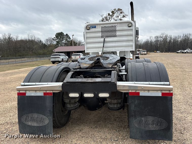image for item ES8605 2014 Peterbilt 367 semi truck