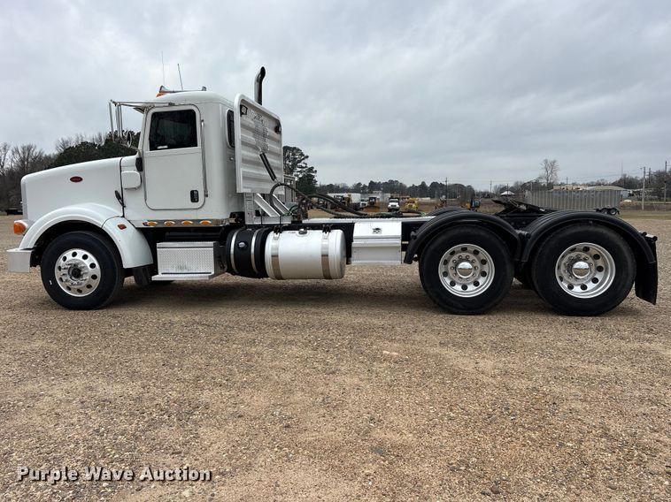 image for item ES8605 2014 Peterbilt 367 semi truck