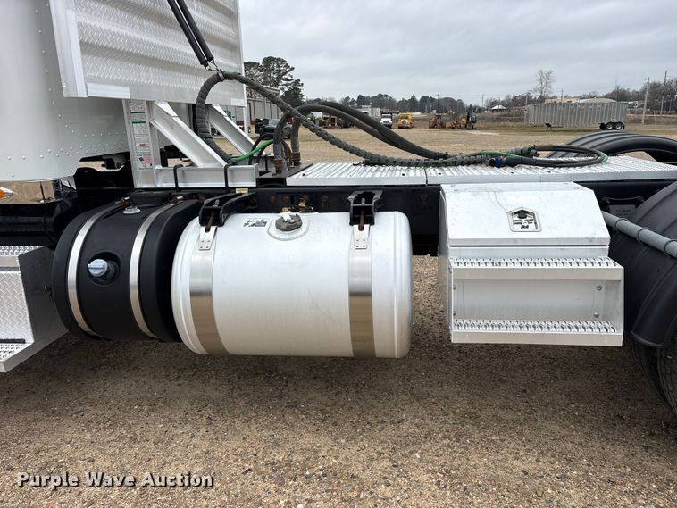 image for item ES8605 2014 Peterbilt 367 semi truck