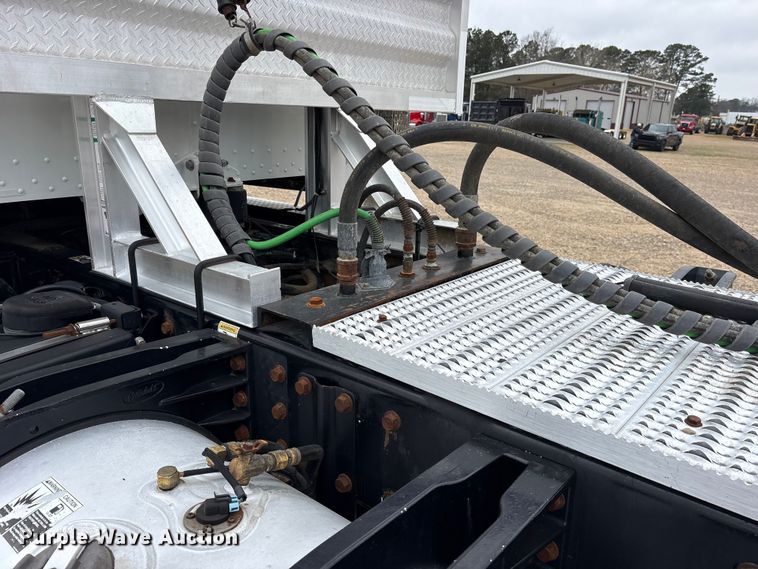 image for item ES8605 2014 Peterbilt 367 semi truck