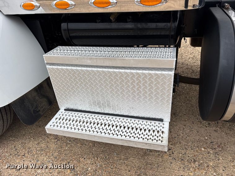 image for item ES8605 2014 Peterbilt 367 semi truck
