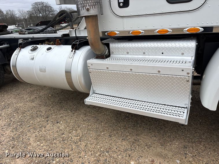 image for item ES8605 2014 Peterbilt 367 semi truck