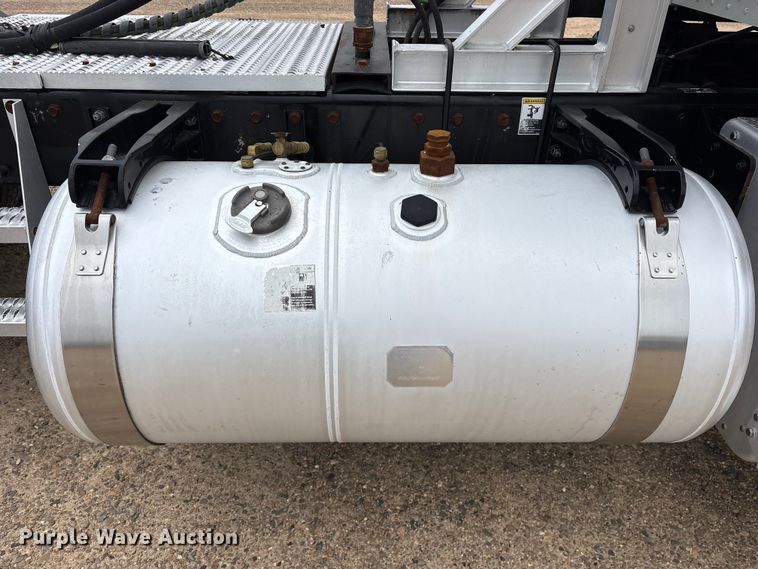 image for item ES8605 2014 Peterbilt 367 semi truck