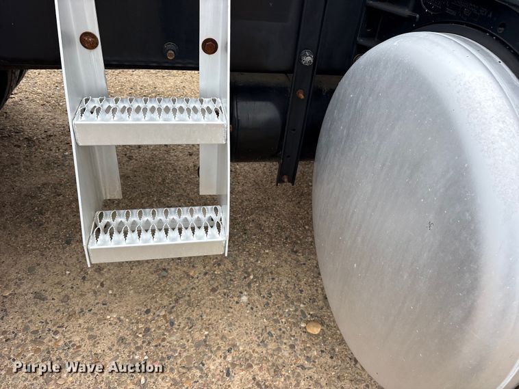 image for item ES8605 2014 Peterbilt 367 semi truck