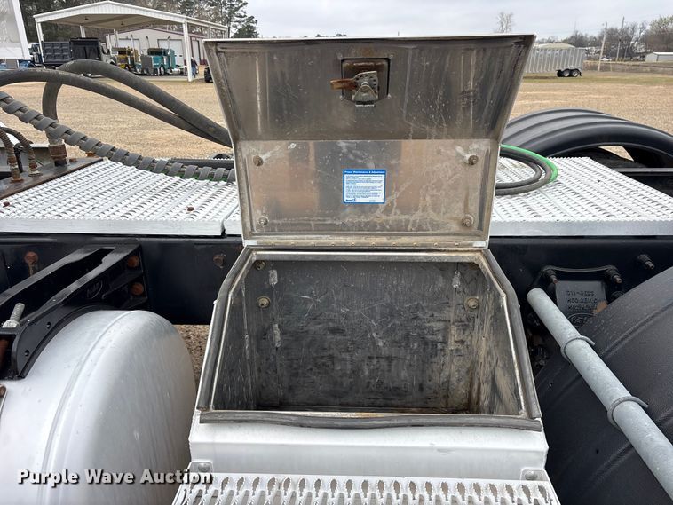 image for item ES8605 2014 Peterbilt 367 semi truck