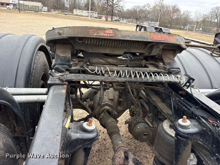 image for item ES8605 2014 Peterbilt 367 semi truck