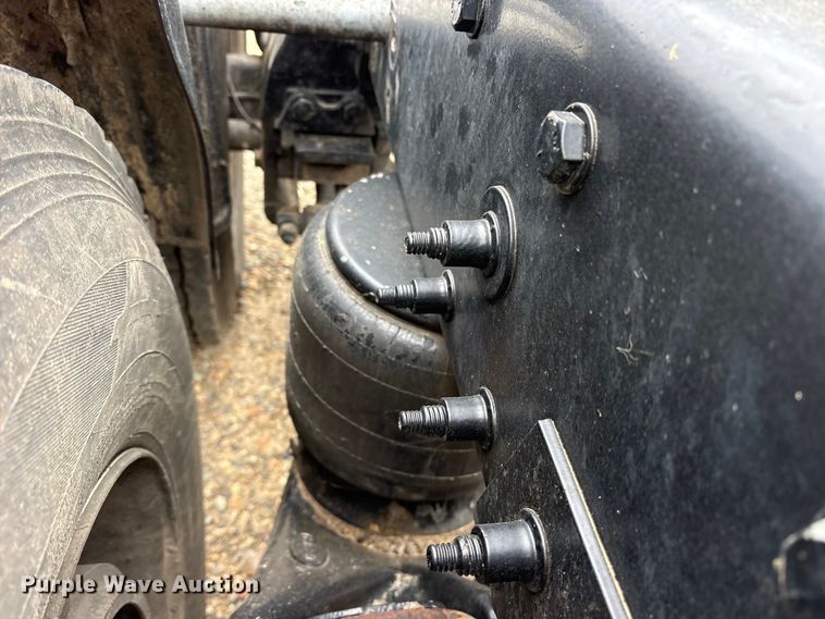 image for item ES8605 2014 Peterbilt 367 semi truck