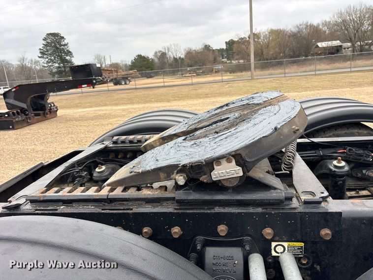 image for item ES8605 2014 Peterbilt 367 semi truck