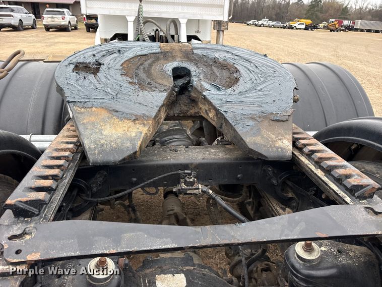 image for item ES8605 2014 Peterbilt 367 semi truck