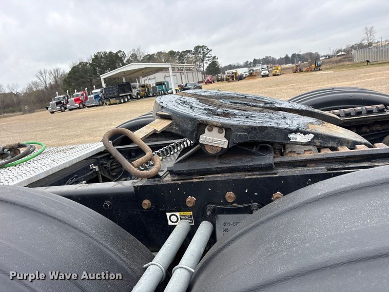 image for item ES8605 2014 Peterbilt 367 semi truck