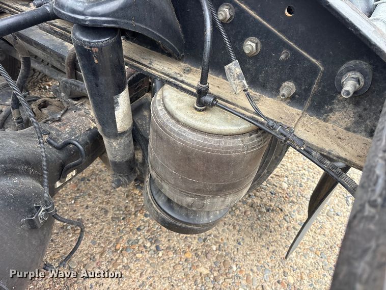 image for item ES8605 2014 Peterbilt 367 semi truck