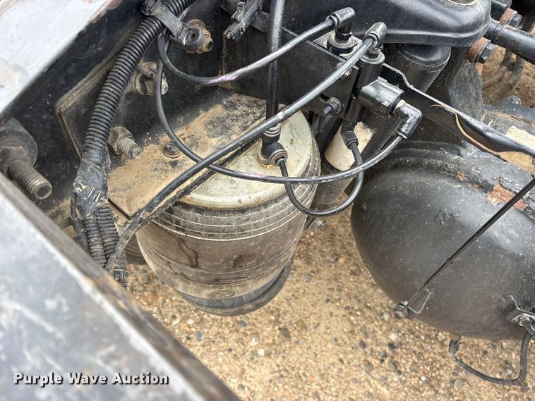 image for item ES8605 2014 Peterbilt 367 semi truck