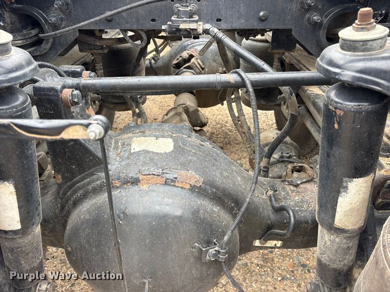 image for item ES8605 2014 Peterbilt 367 semi truck