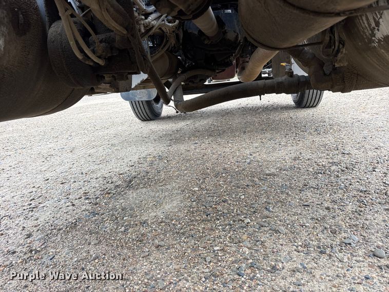 image for item ES8605 2014 Peterbilt 367 semi truck