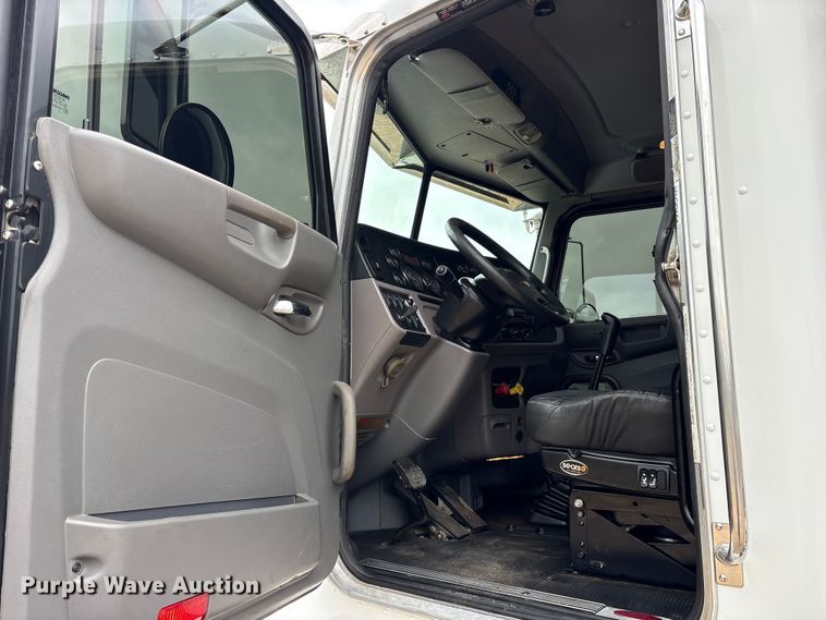 image for item ES8605 2014 Peterbilt 367 semi truck