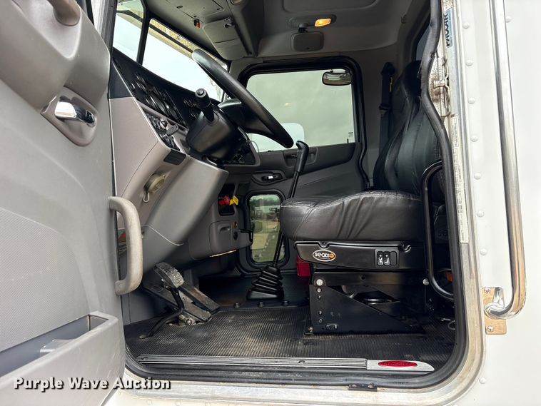 image for item ES8605 2014 Peterbilt 367 semi truck