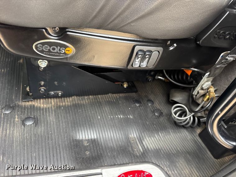 image for item ES8605 2014 Peterbilt 367 semi truck