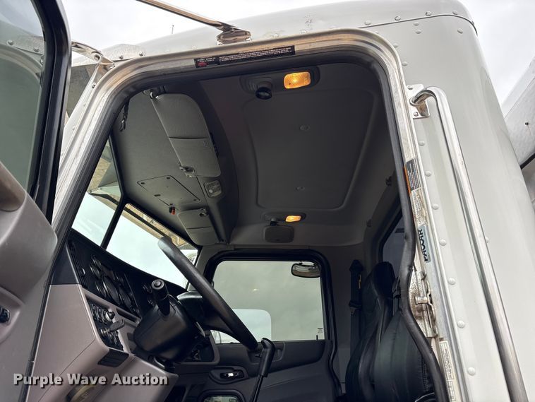 image for item ES8605 2014 Peterbilt 367 semi truck