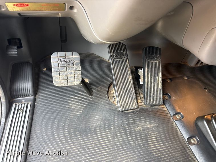 image for item ES8605 2014 Peterbilt 367 semi truck