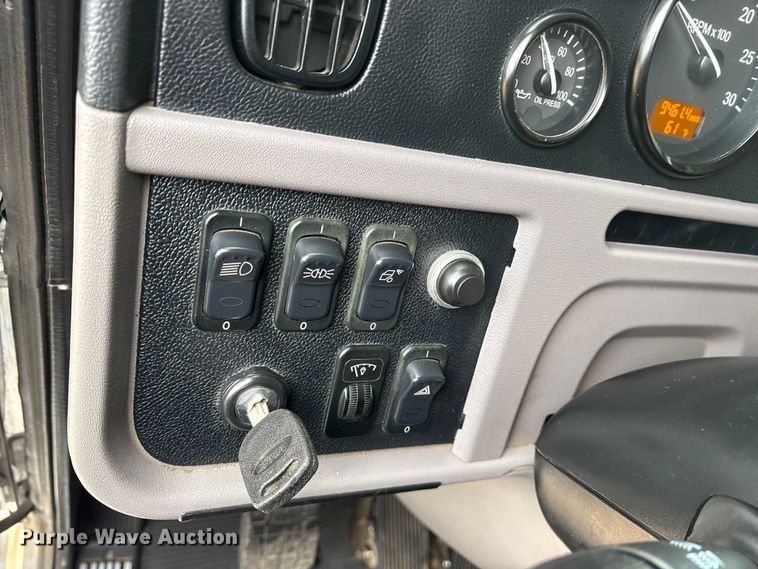 image for item ES8605 2014 Peterbilt 367 semi truck