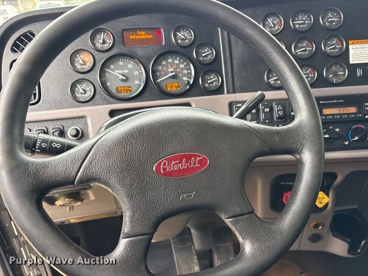 image for item ES8605 2014 Peterbilt 367 semi truck