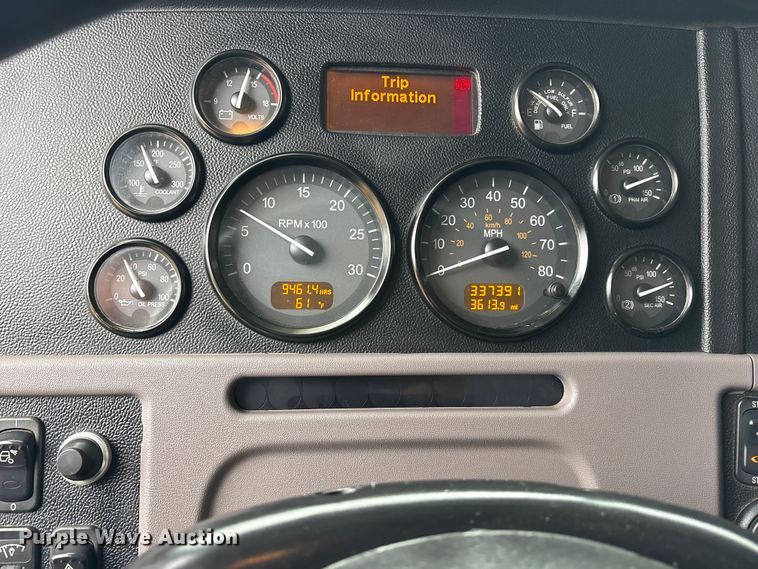 image for item ES8605 2014 Peterbilt 367 semi truck