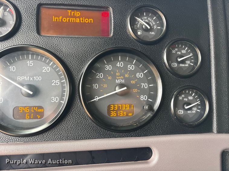 image for item ES8605 2014 Peterbilt 367 semi truck