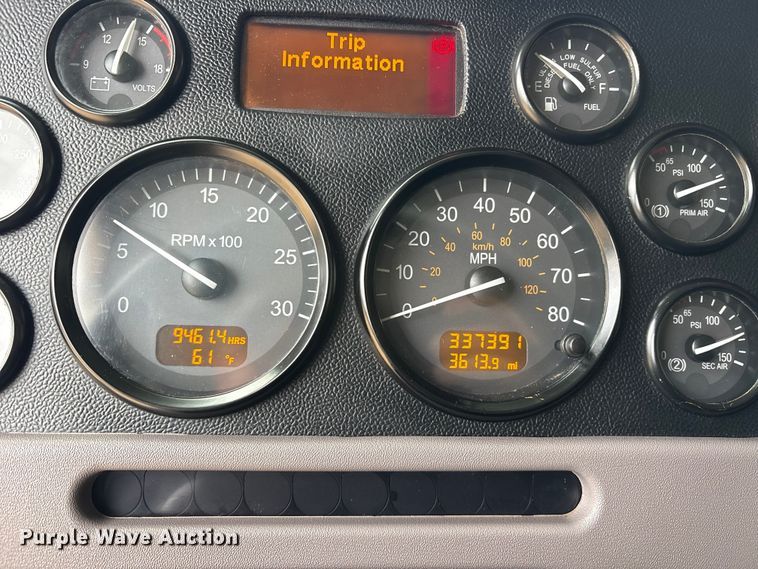 image for item ES8605 2014 Peterbilt 367 semi truck