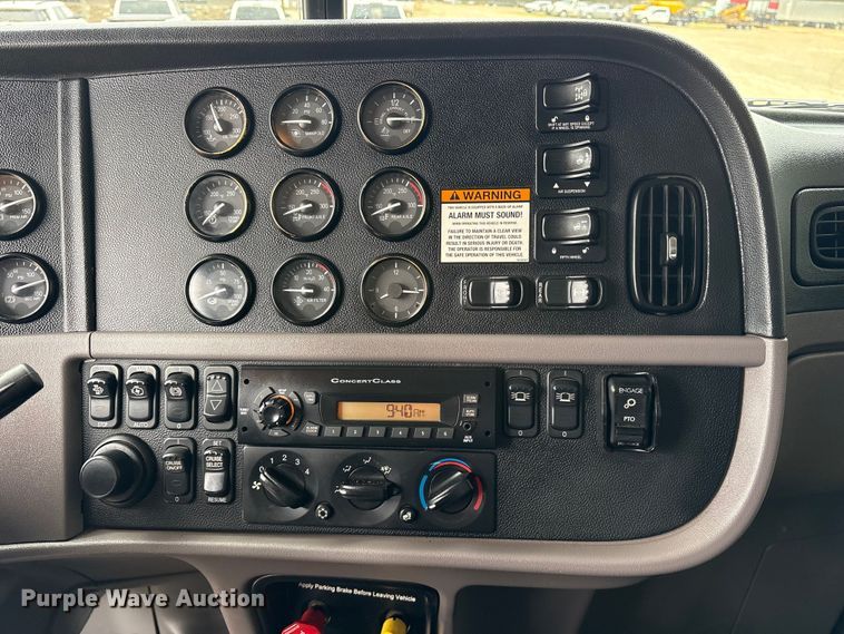 image for item ES8605 2014 Peterbilt 367 semi truck