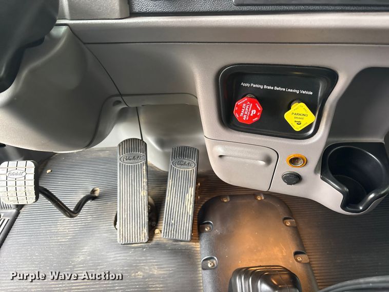 image for item ES8605 2014 Peterbilt 367 semi truck