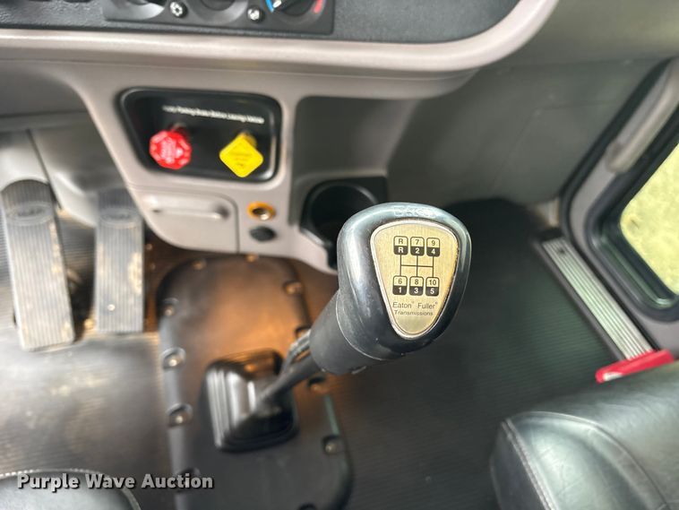 image for item ES8605 2014 Peterbilt 367 semi truck